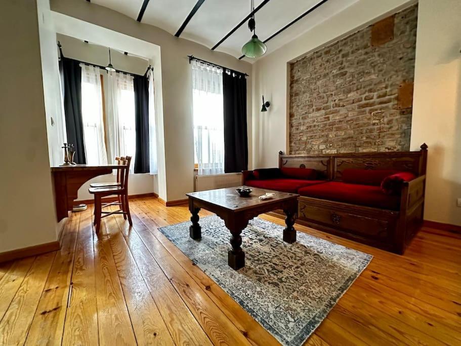 2br, 2ba 3rd Floor Of Historical Building, Galata Apartment Istanbul