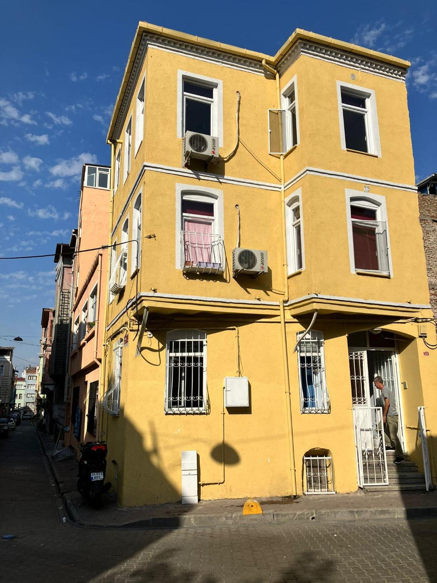 Yellow House Apartment *