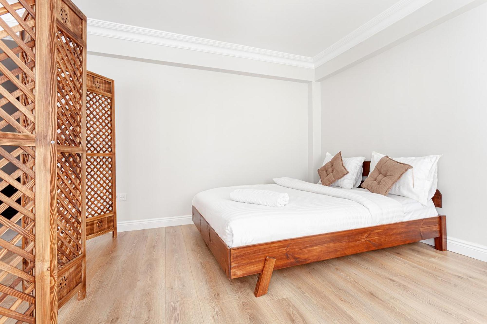 Charming Spacious 4 Big With Sweet King Beds Apartment *