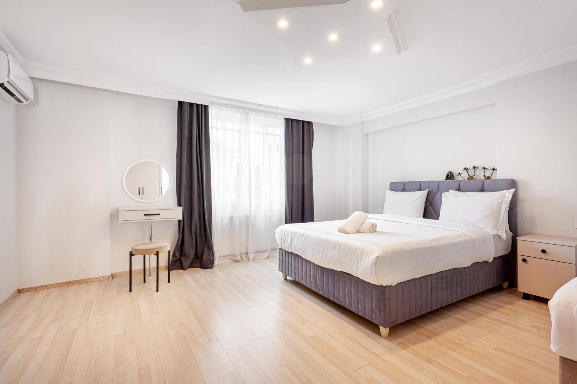 Charming Spacious 4 Big With Sweet King Beds Apartment *