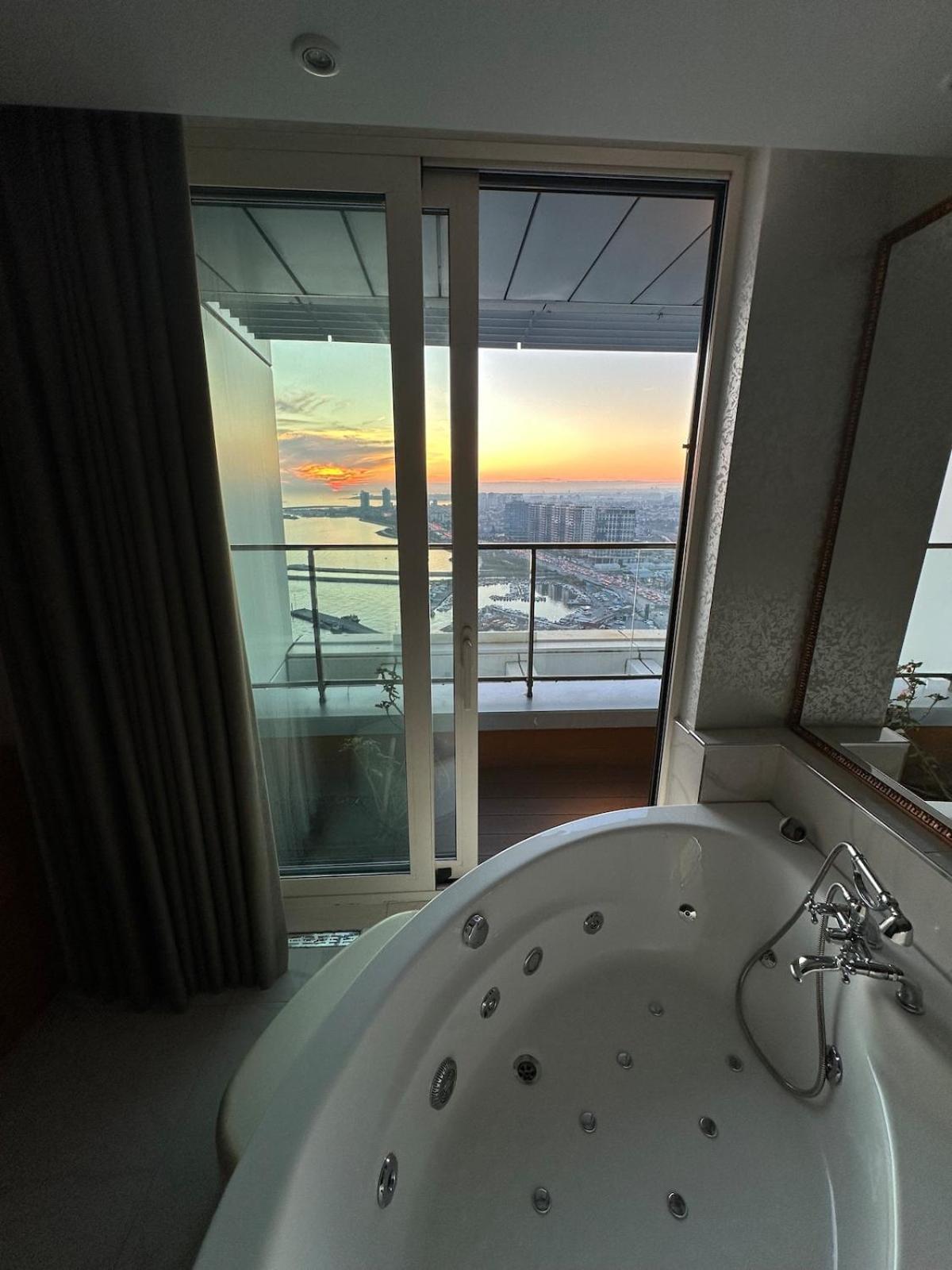 Magnificent High Floor With Private Jacuzzi *