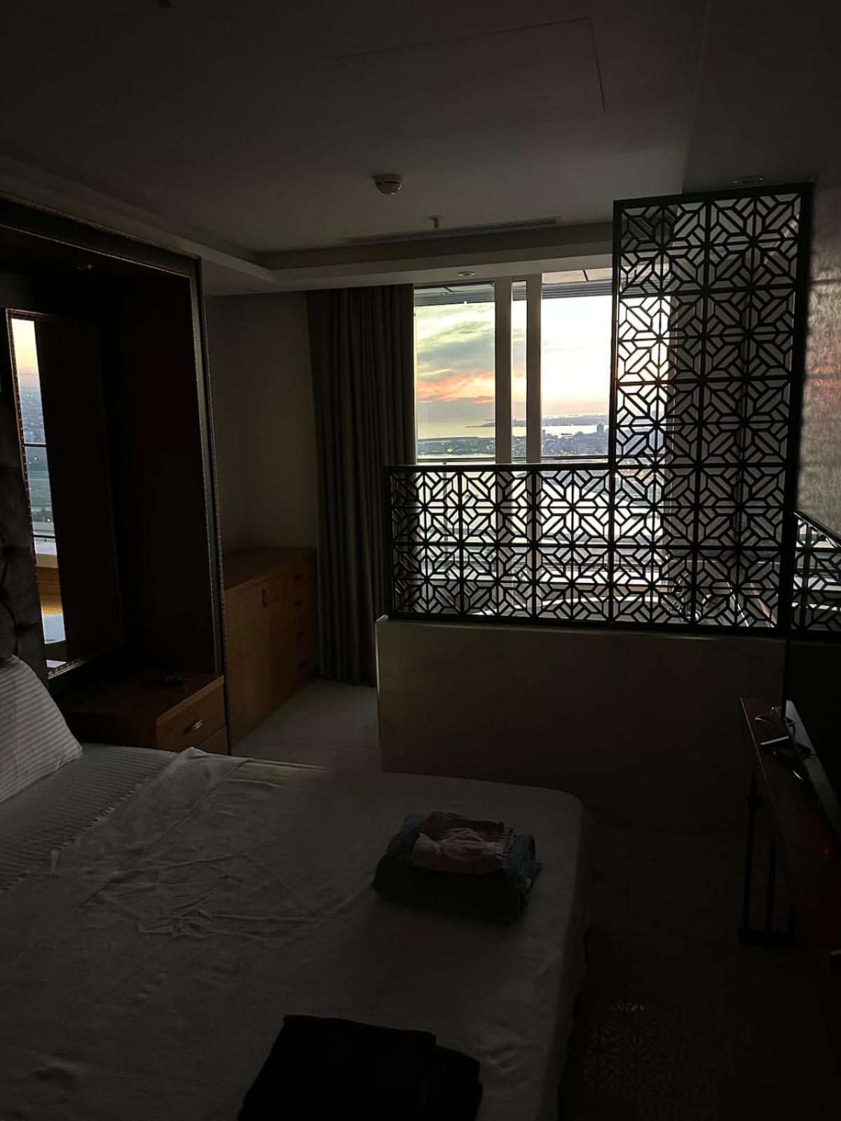Magnificent High Floor With Private Jacuzzi Apartment *