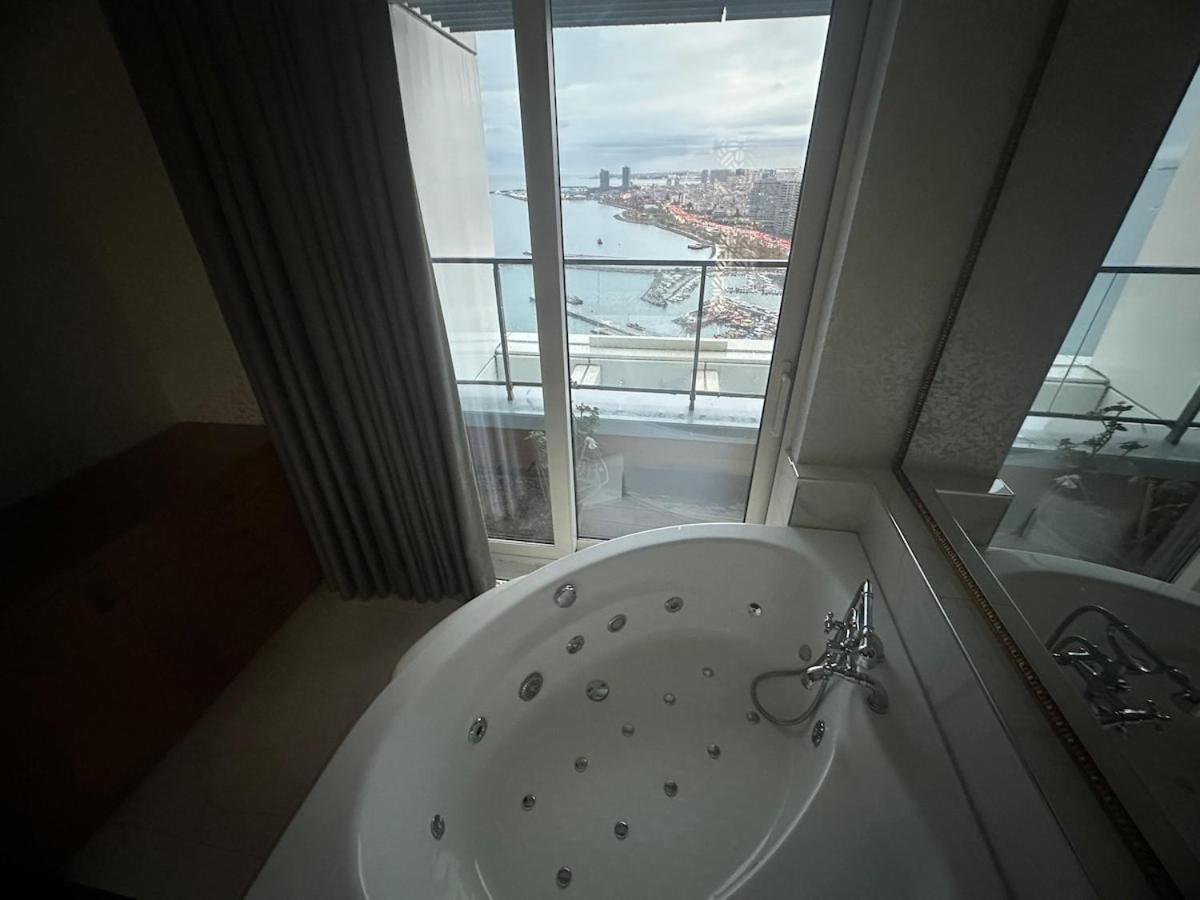Magnificent High Floor With Private Jacuzzi Apartment *