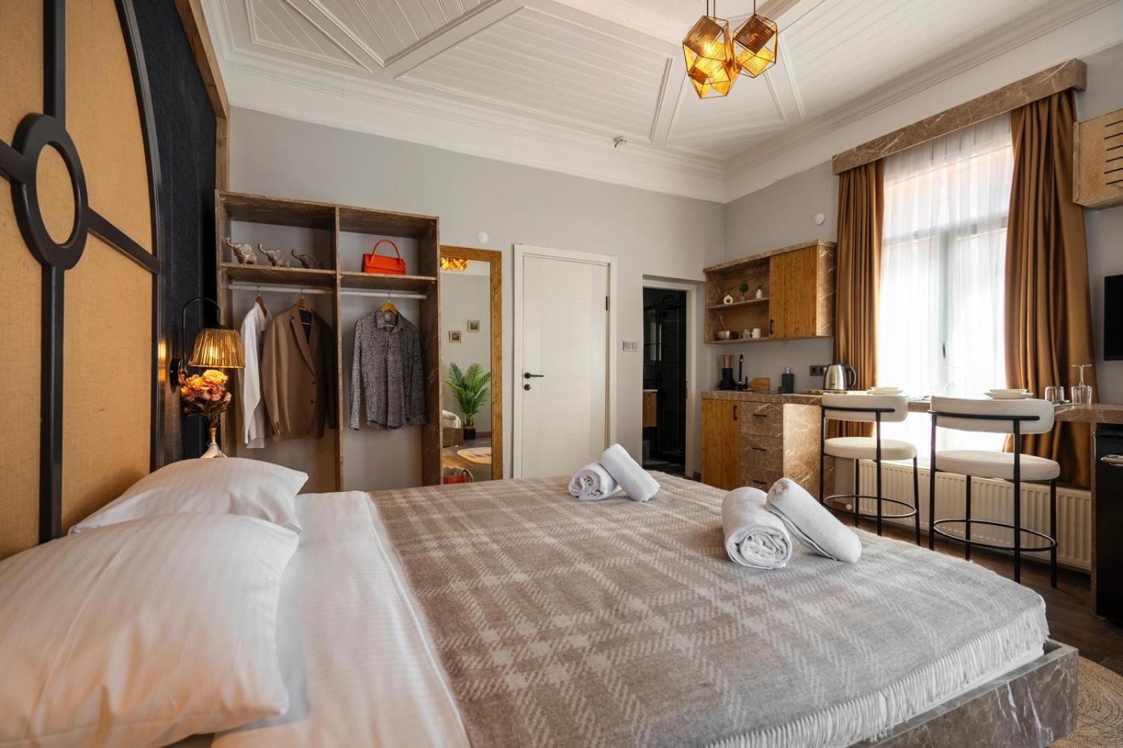 Leyan Hotel *