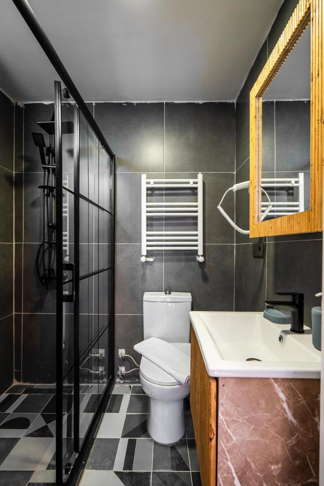 Leyan Hotel