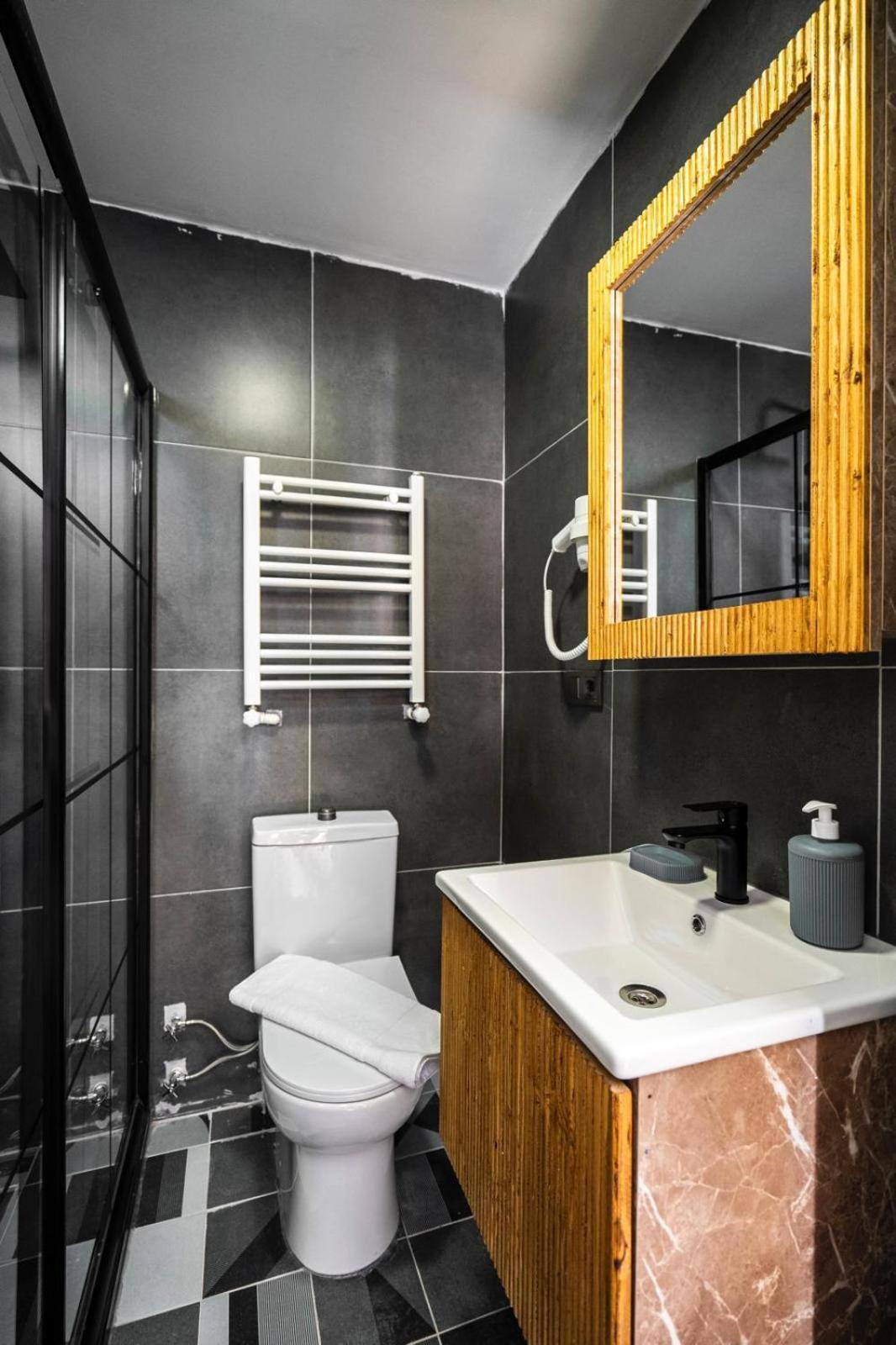 Leyan Hotel