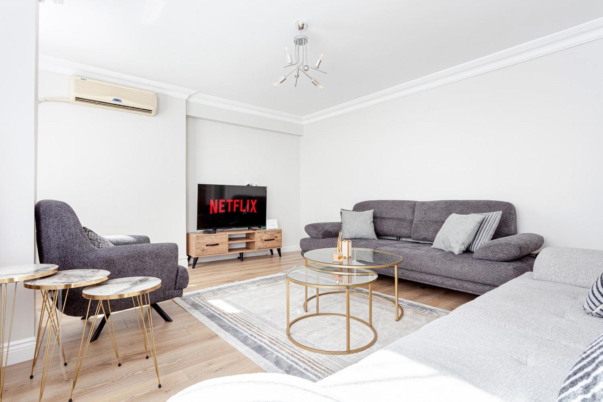 Chic Spacious 4br With Lift On Main Street 2m Metro Apartment *