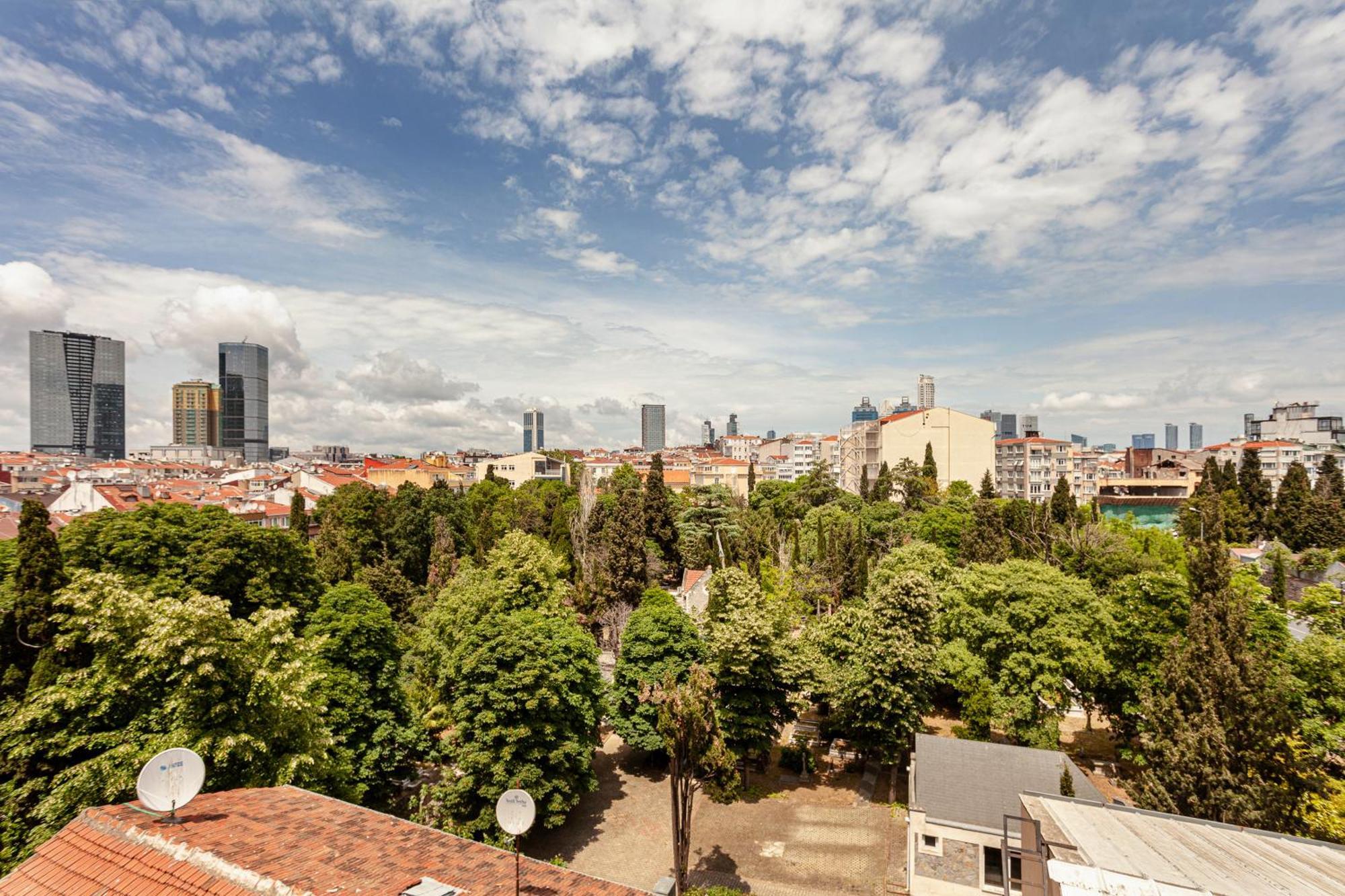 Chic Spacious 4br With Lift On Main Street 2m Metro Apartment