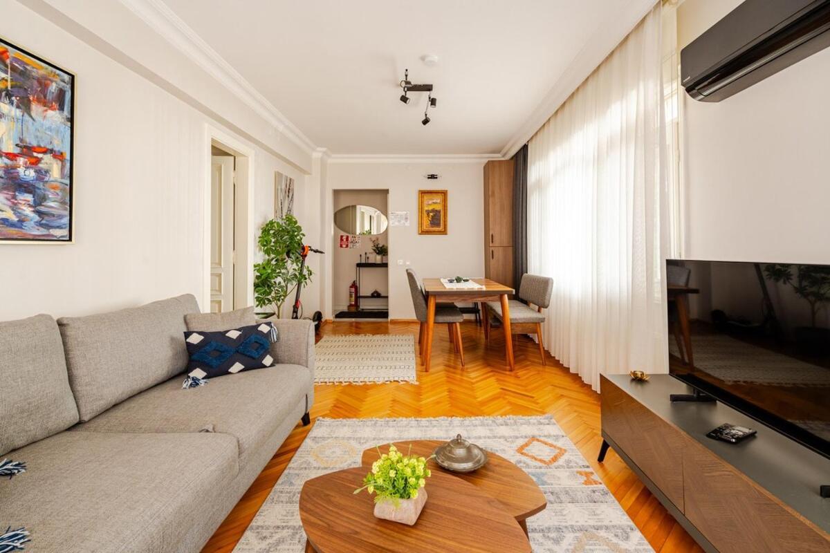 Charming Bagdat Avenue Hideaway, Near Marina *