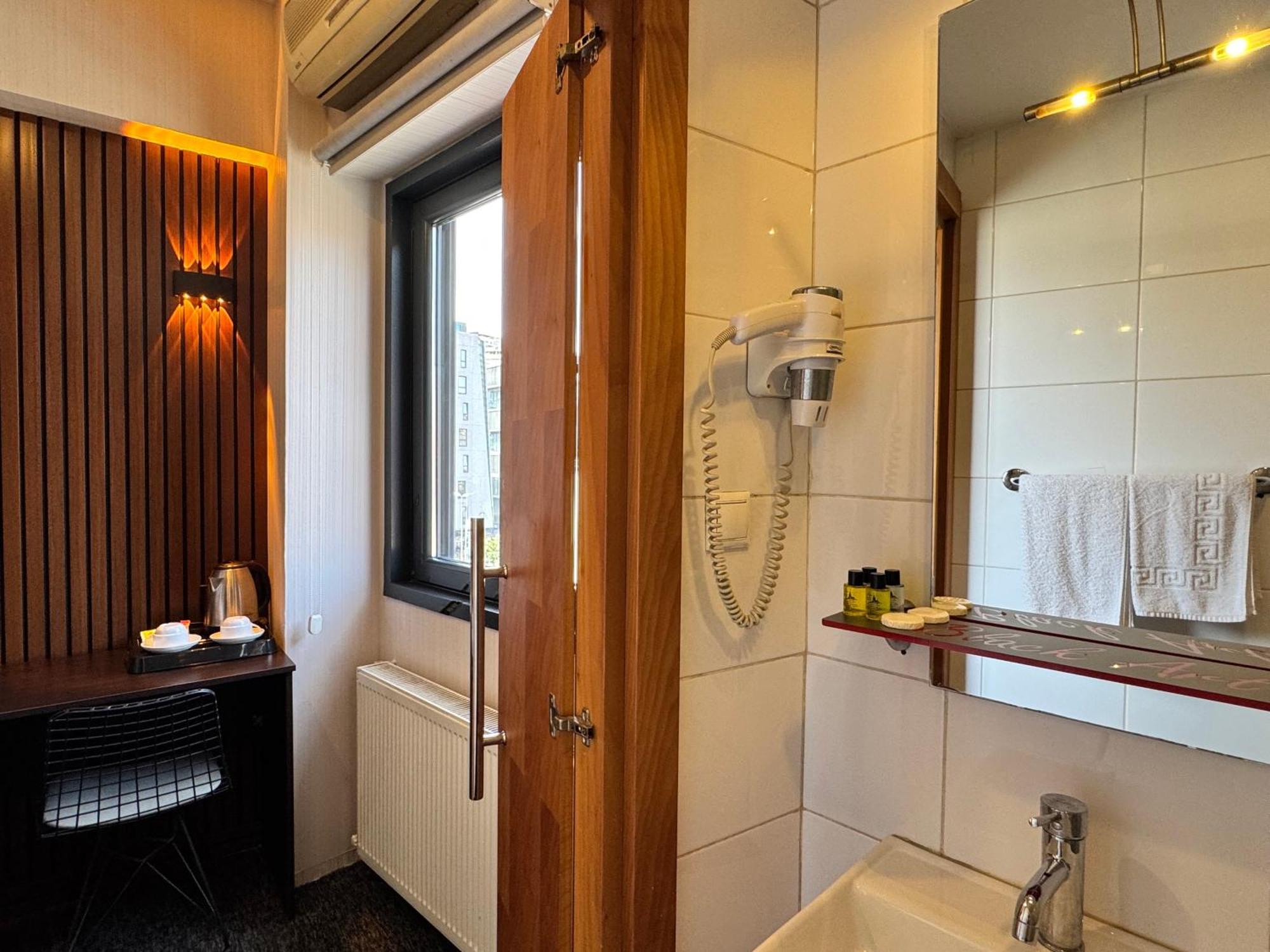 Black Art Hotel *