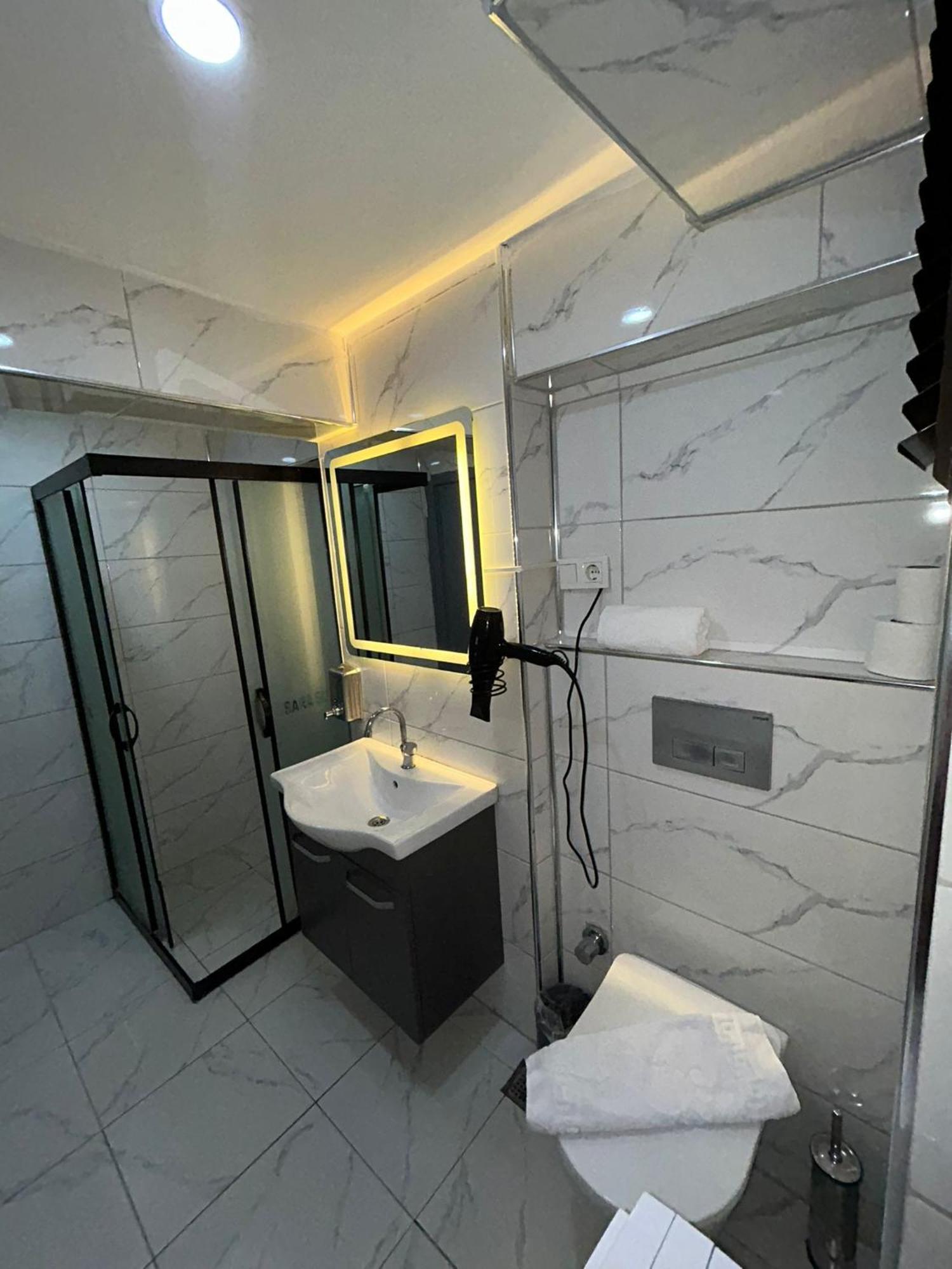 Aparthotel Sara Suit *