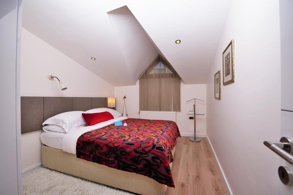 Aura Aparthotel 2*