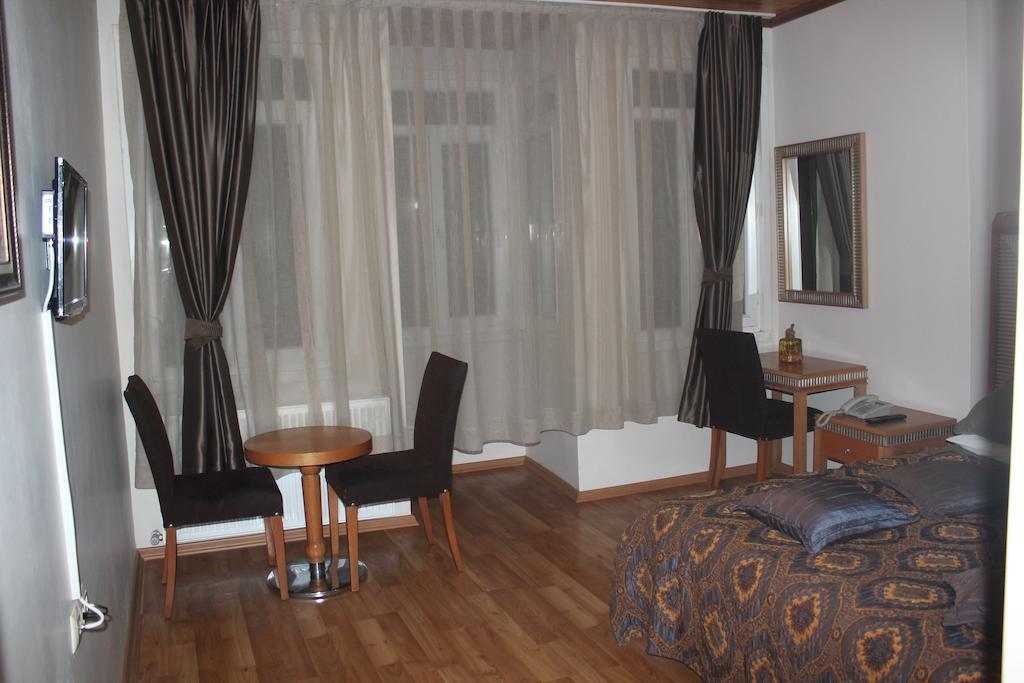 Herton Hotel *