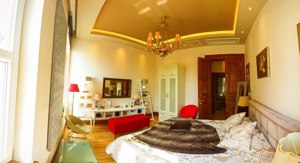 Apartment Maroon *