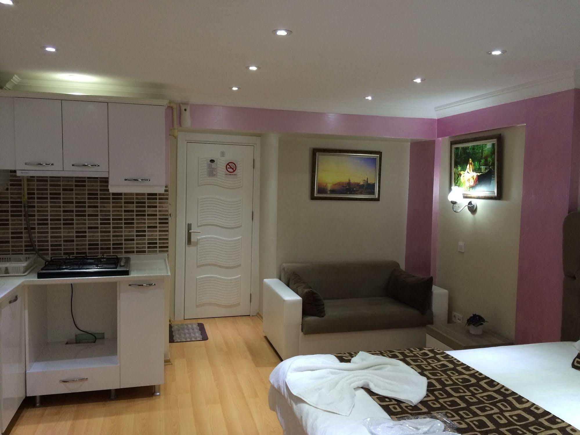 Aparthotel Black Bird 2*