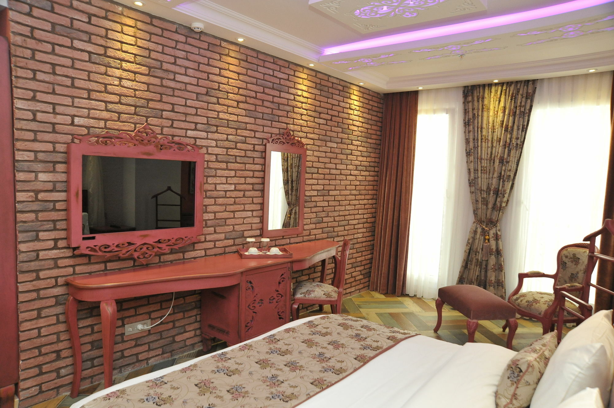 Ayna Hotel