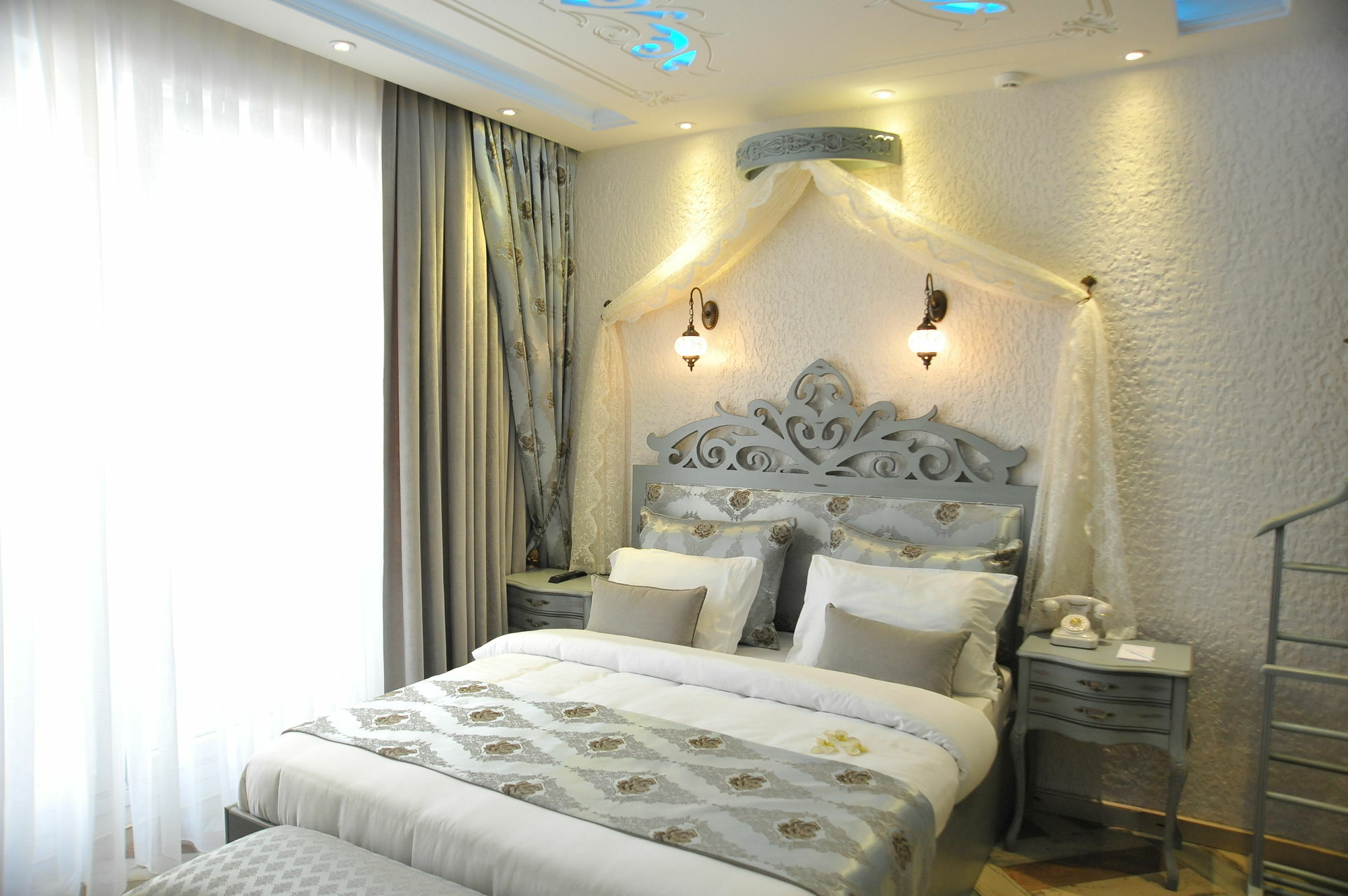 Ayna Hotel 4*