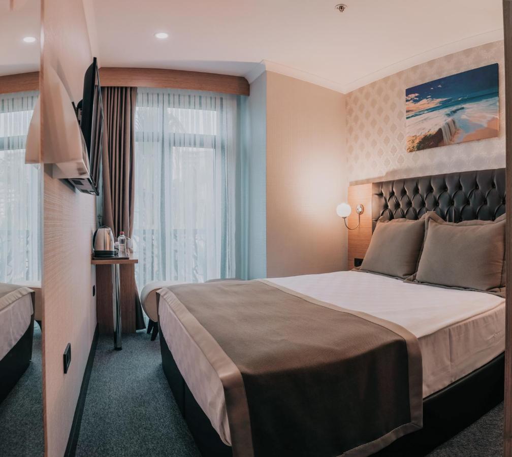 Grand Lark Hotel