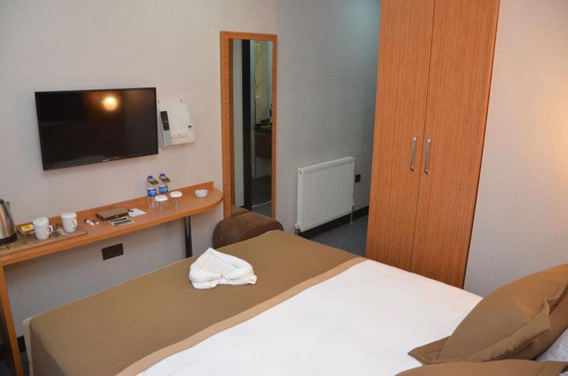 Grand Lark Hotel