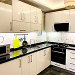 Luxe Bright 2Bdr In Center