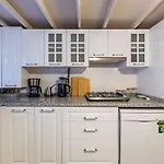 Missafir House with Refreshing Garden in Besiktas