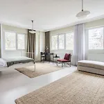 Modern Flat With Balcony On Bagdat Street