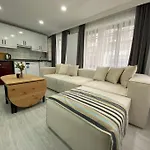 Renovated 2Br Apartment Near Metro