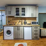 Chic Studio Flat Close To Kennedy Avenue In Fatih