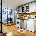 Chic Studio Flat Close To Kennedy Avenue In Fatih