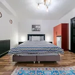 Hexa Suites Hotel