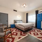 Hexa Suites Hotel