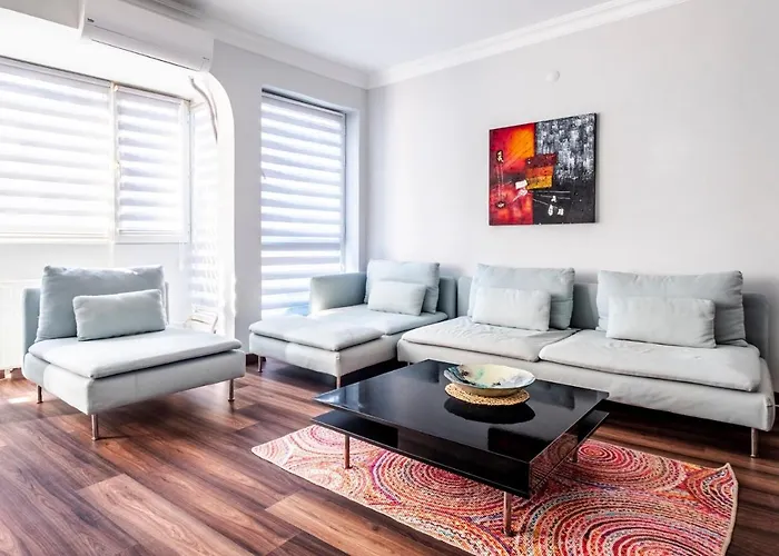 Sleek Flat 50 M To Bull Statue In Kadikoy