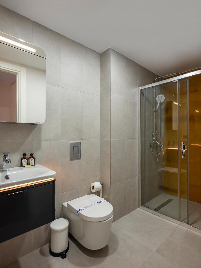 Beautiful Bright Modern 2bed2bath Gem! #67 *