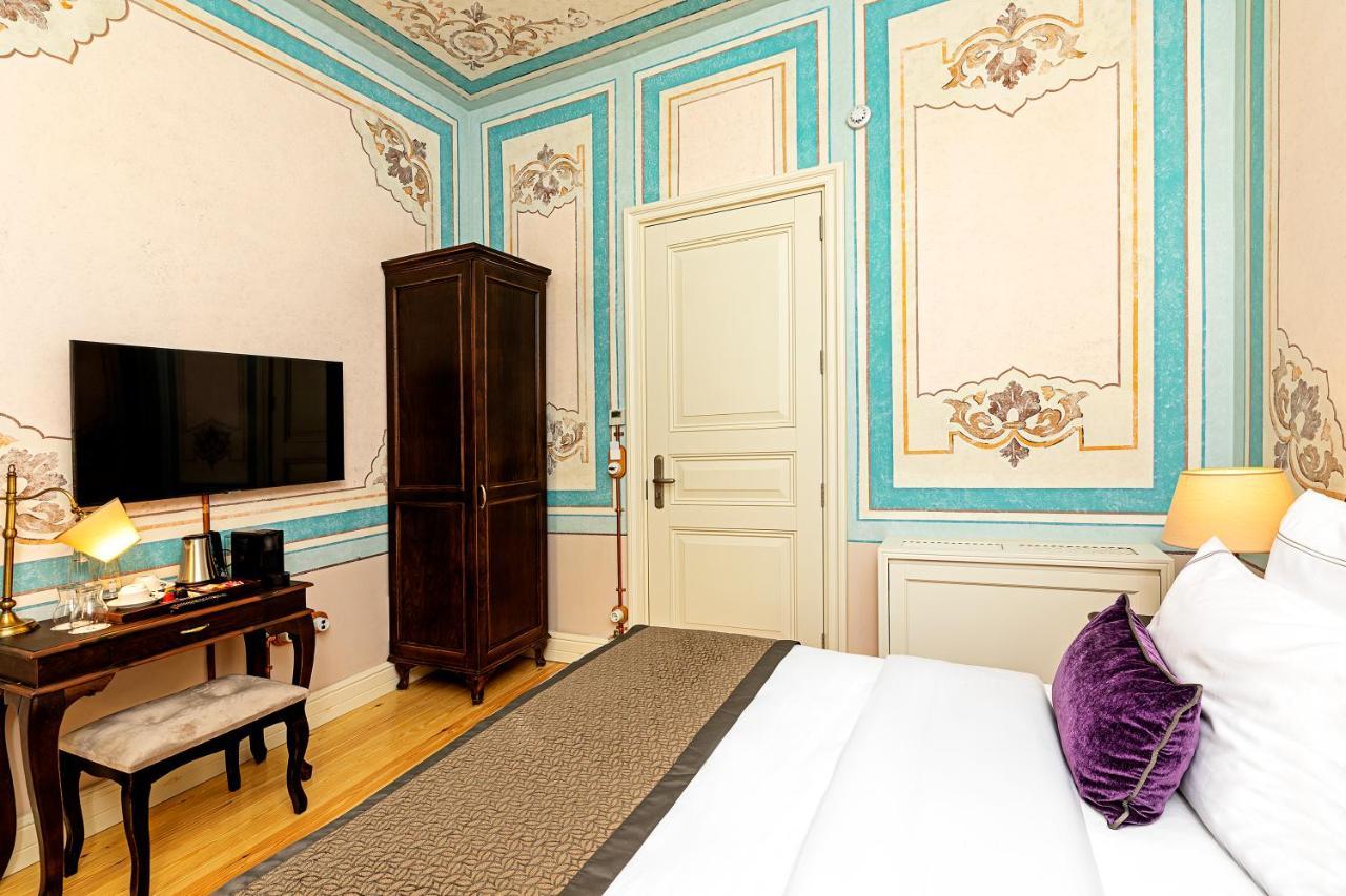 Meroddi Barnathan Istanbul