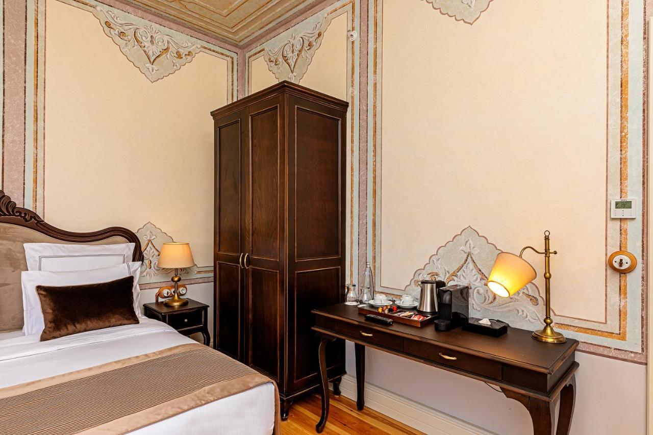 Meroddi Barnathan * Istanbul