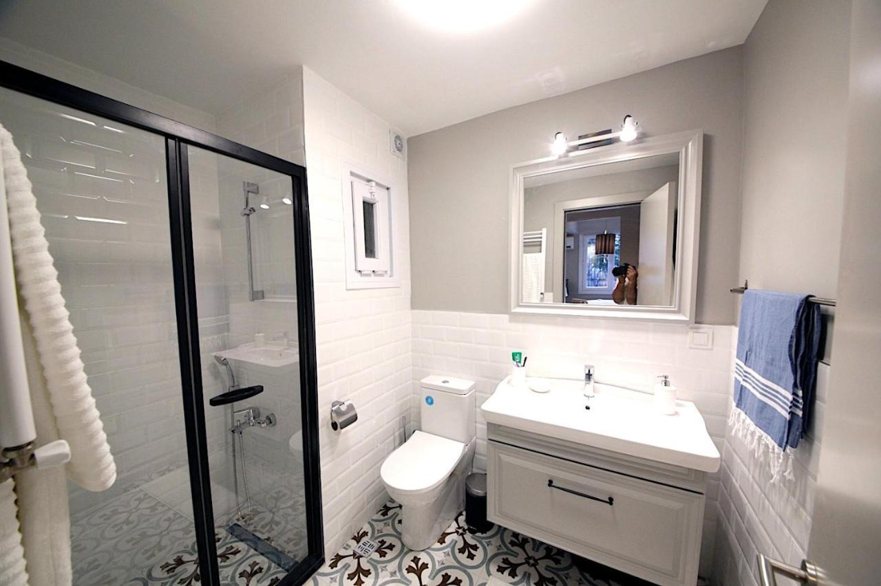 Superior Refurbished Flat In The Heart Of *