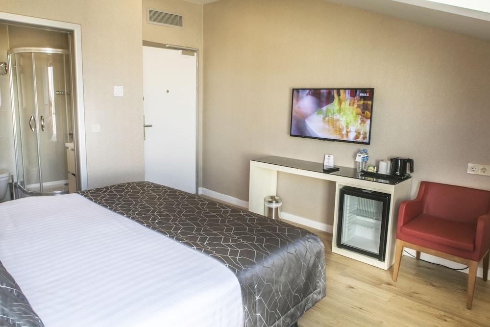Elm Aparthotel 2*