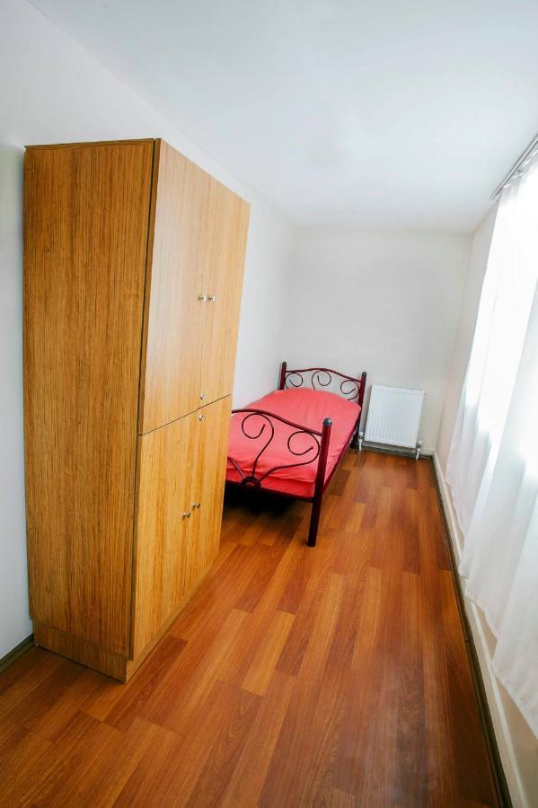 Goekce - Only Men Albergue Istambul
