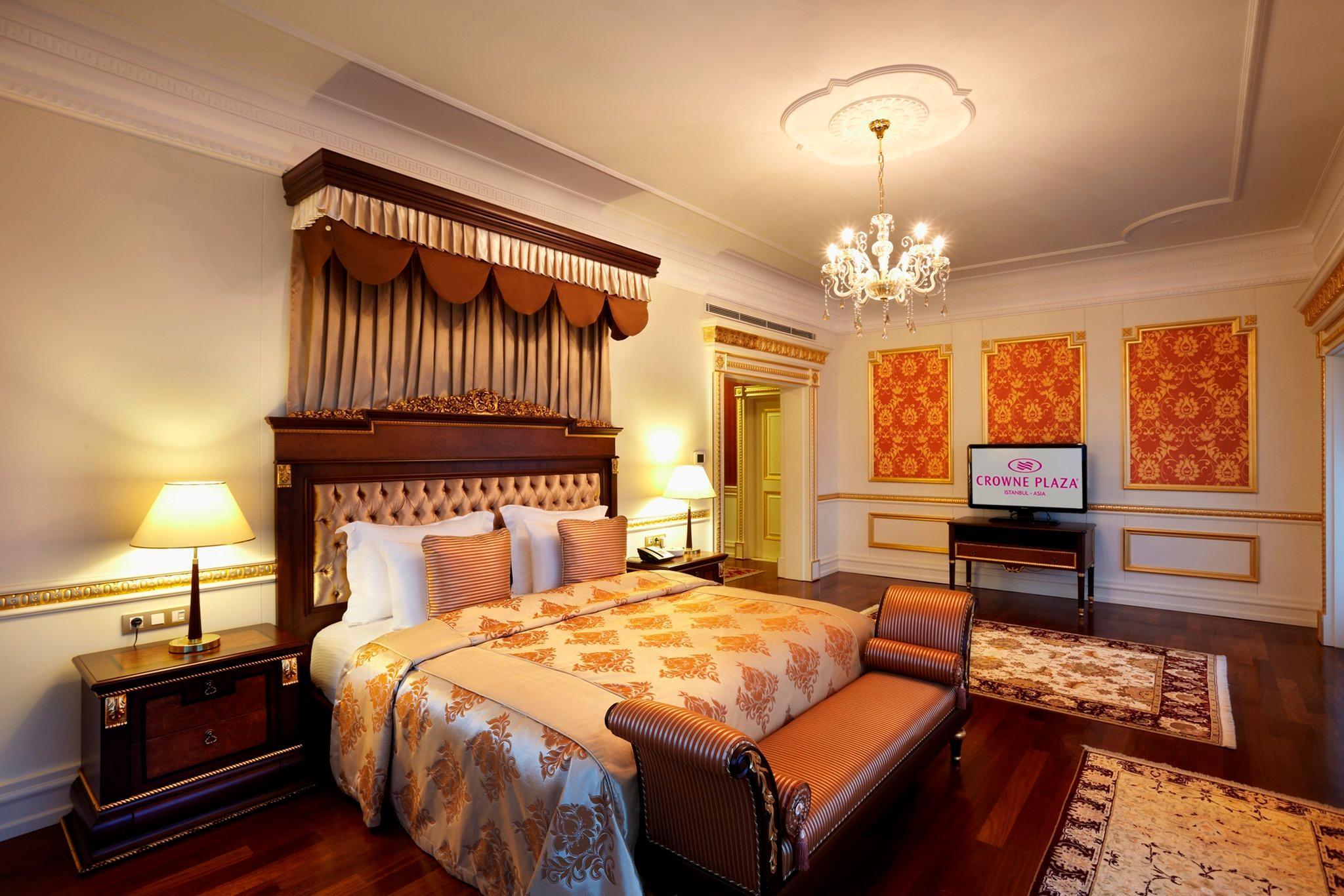 Crowne Plaza By Ihg Hotel