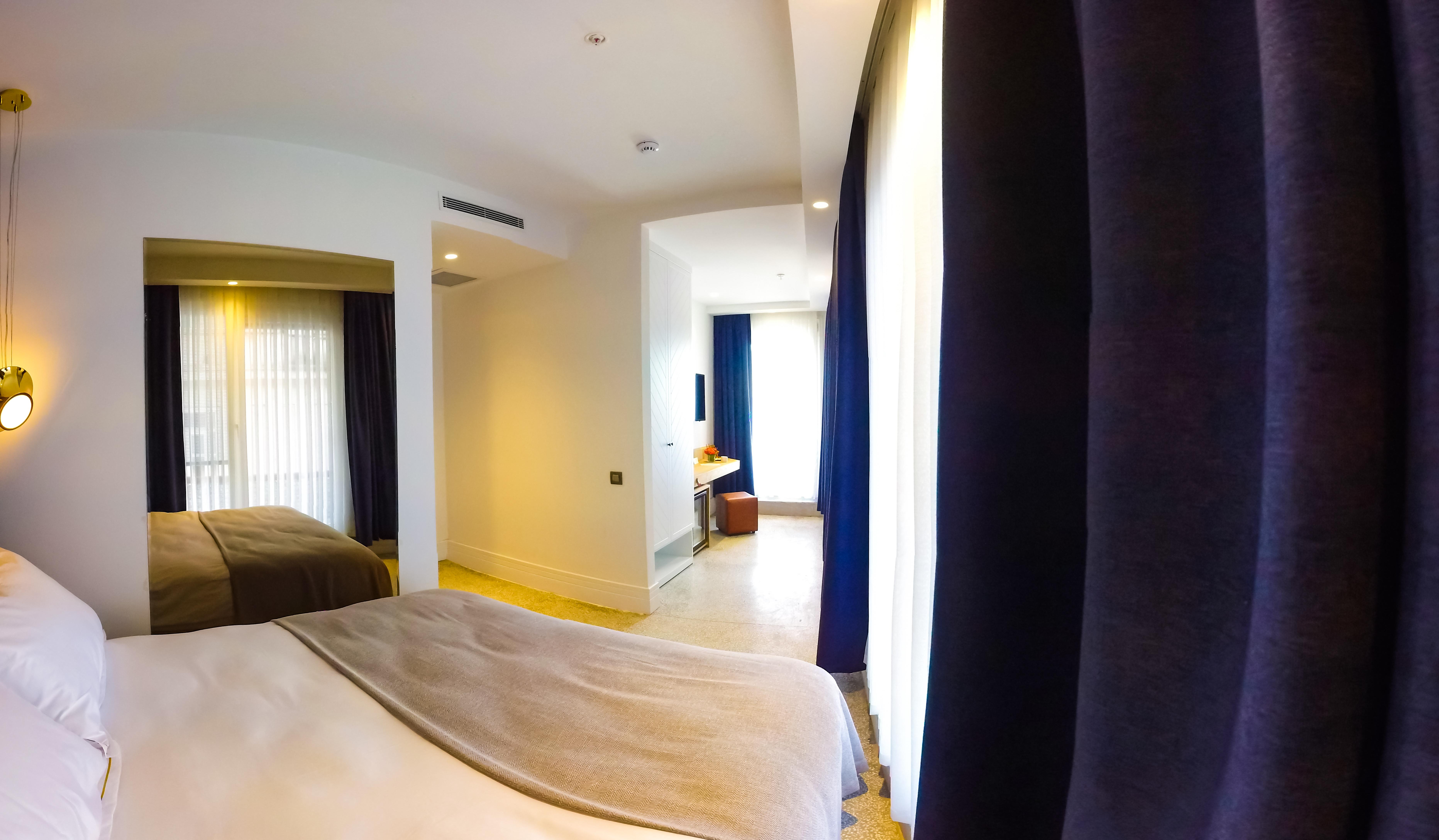 Maroon Tomtom Hotel 3*