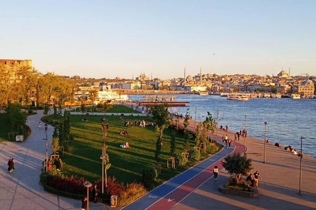 Central Apartament 4' Galata Tower Granbazaar 2' Sea 4' Ferry/metro/tram *