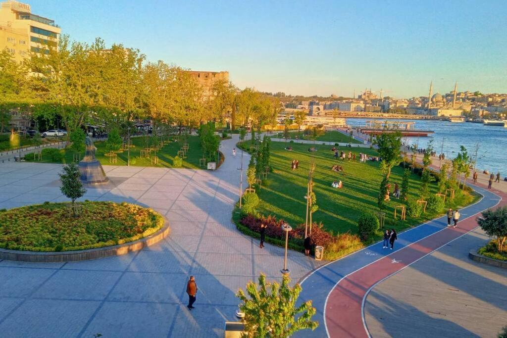Central Apartament 4' Galata Tower Granbazaar 2' Sea 4' Ferry/metro/tram Apartment