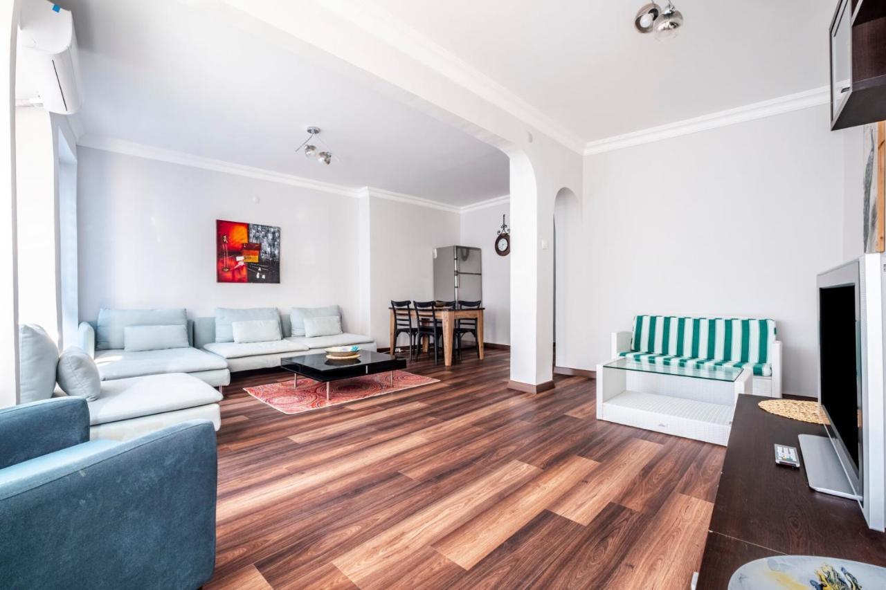 Sleek Flat 50 M To Bull Statue In Kadikoy Apartment *