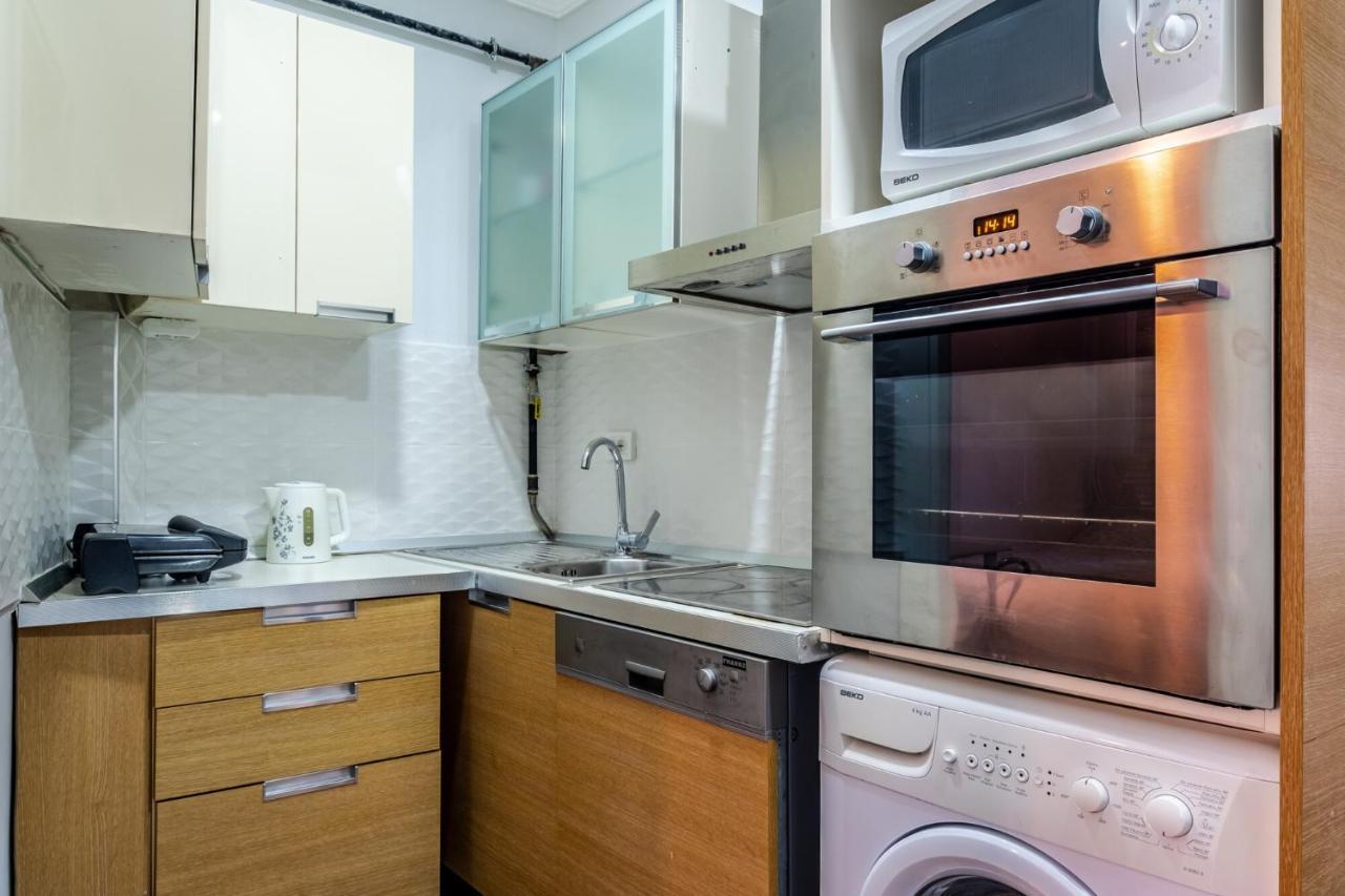 Sleek Flat 50 M To Bull Statue In Kadikoy Apartment