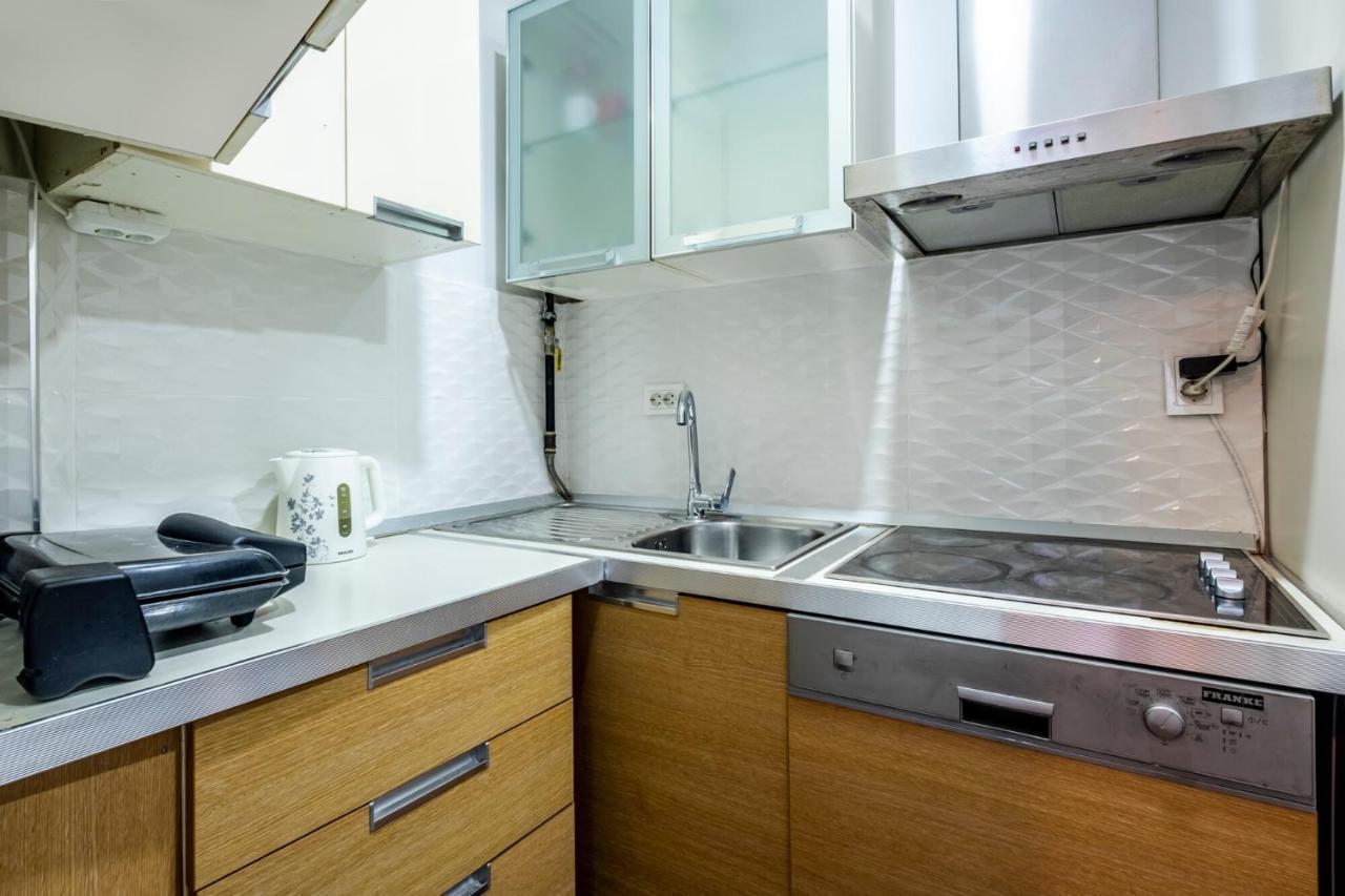 Sleek Flat 50 M To Bull Statue In Kadikoy *