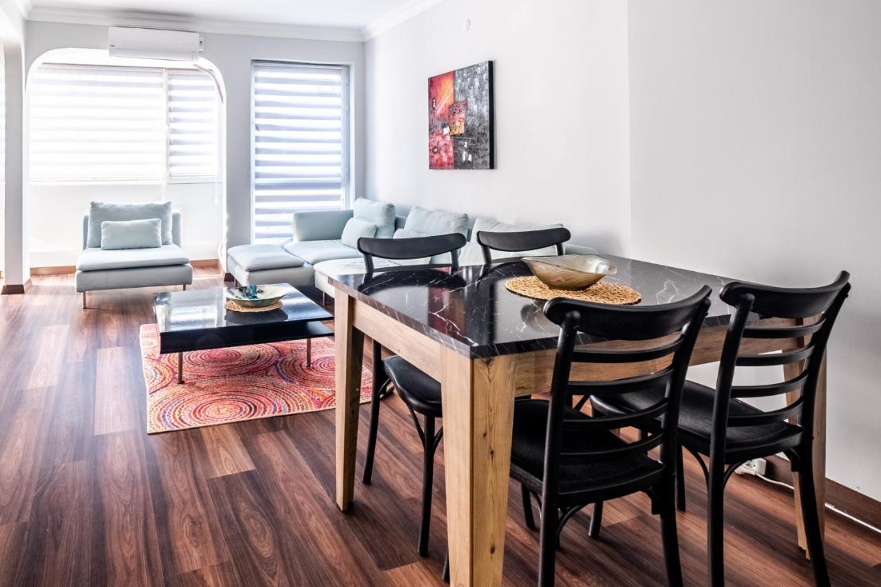 Sleek Flat 50 M To Bull Statue In Kadikoy Apartment Istanbul