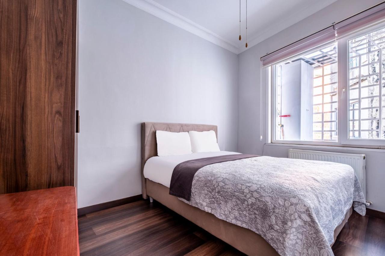 Sleek Flat 50 M To Bull Statue In Kadikoy Apartment Istanbul