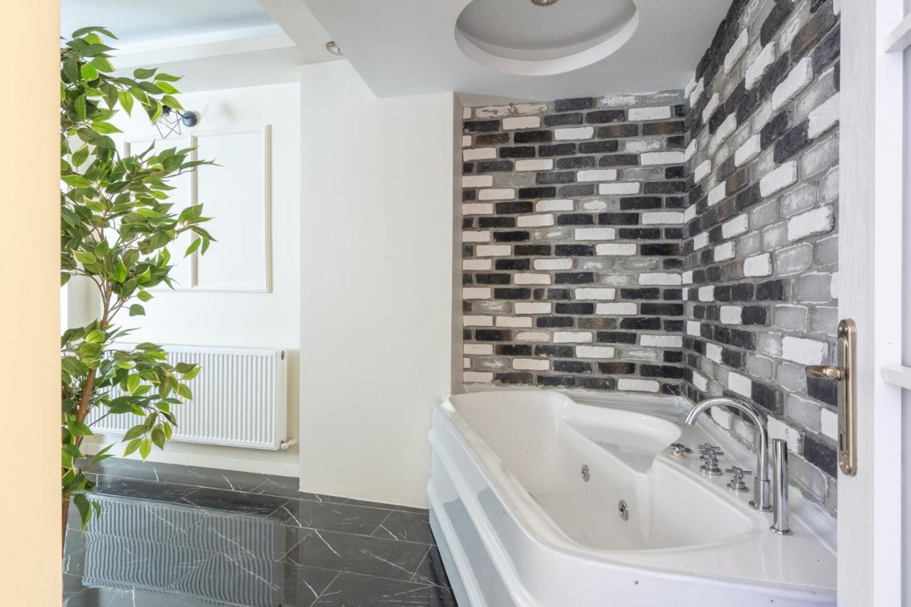 Refreshing Duplex Flat With Jacuzzi In Sisli Istanbul
