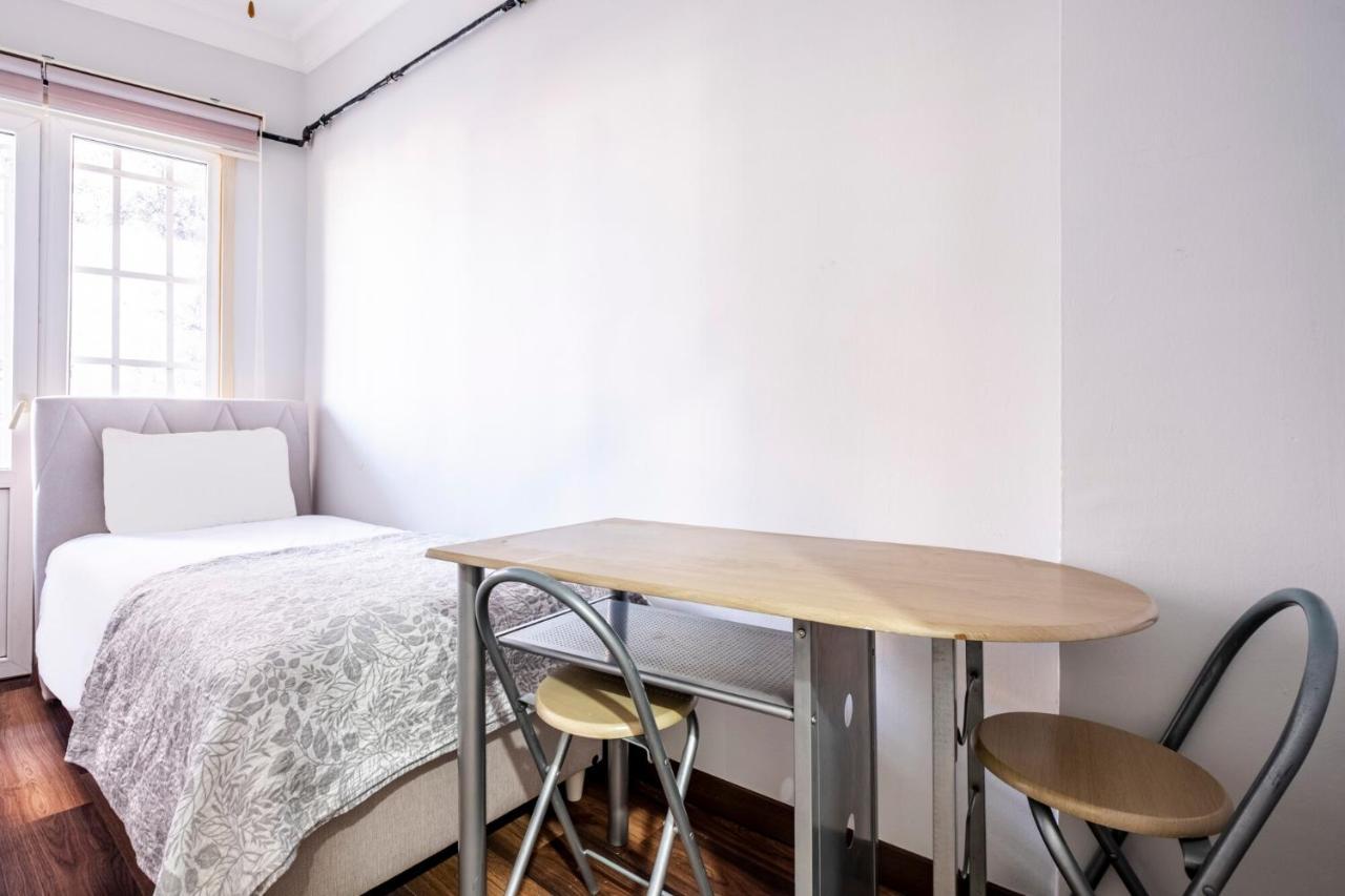 Sleek Flat 50 M To Bull Statue In Kadikoy Apartment *