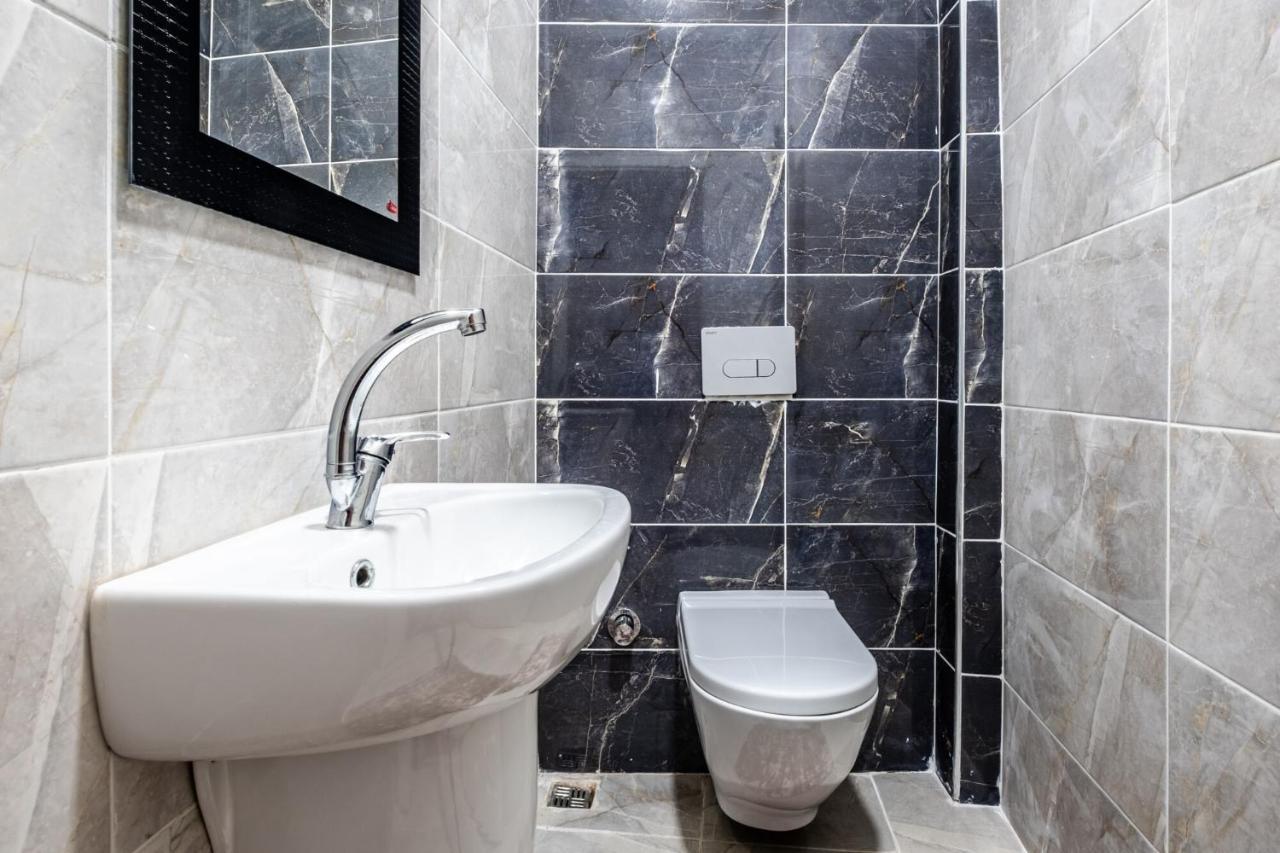 Sleek Flat 50 M To Bull Statue In Kadikoy Apartment